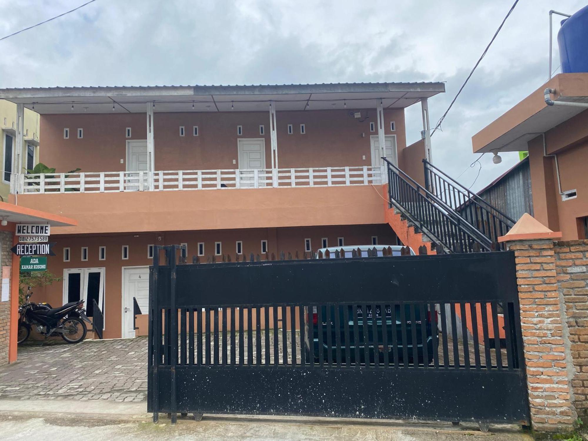 Ron'S Guest House Berastagi Backpacker Rooms 외부 사진