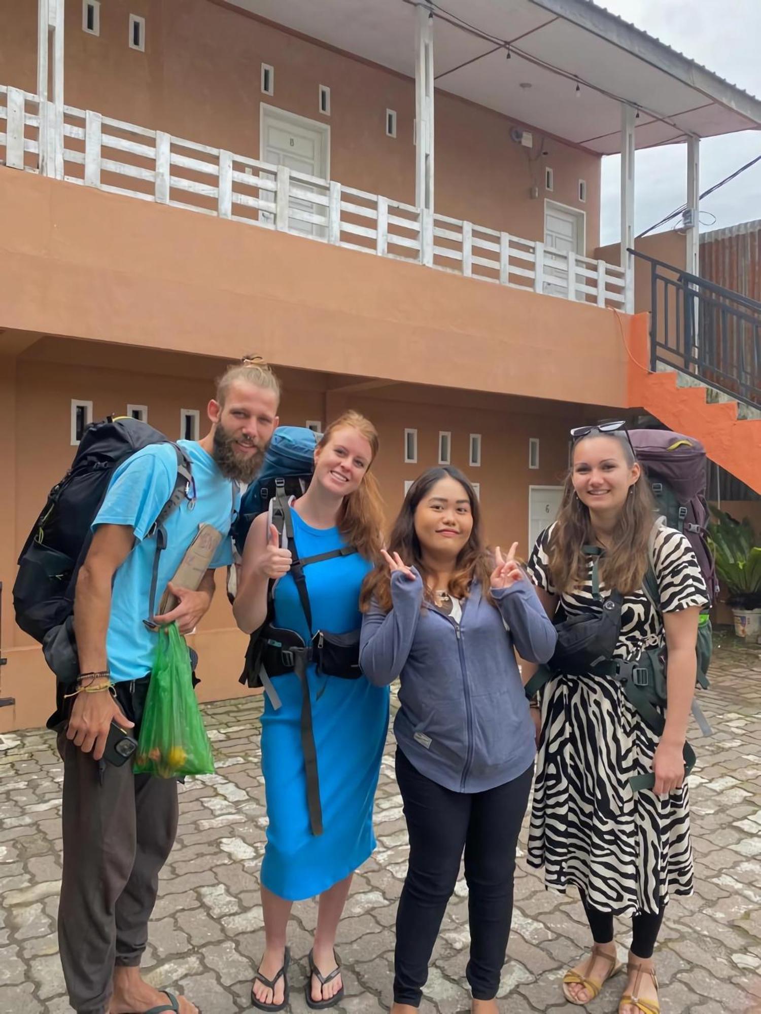 Ron'S Guest House Berastagi Backpacker Rooms 외부 사진